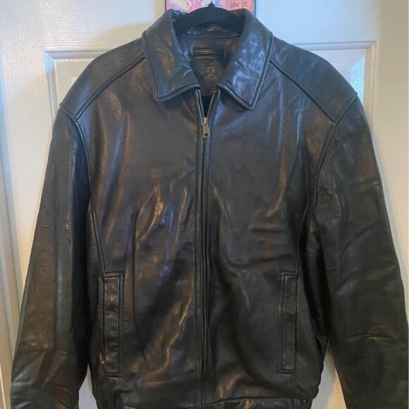 Roundtree & Yorke Other - Men’s sz M black lambskin leather bomber jacket. Excellent condition.